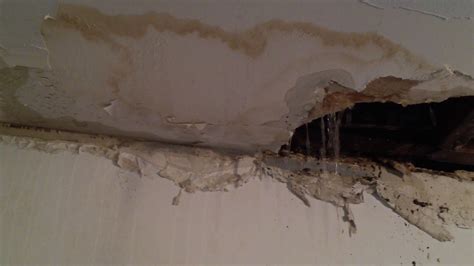 Bathtub Leaking Through Ceiling: How to Fix a Leaky。